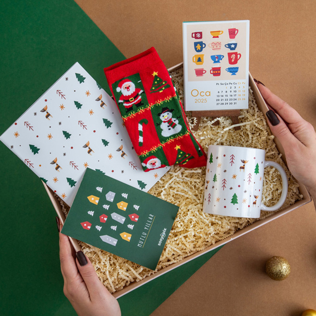 Renkli Yeni Yıl Hediye Kutusu | Tekyerde