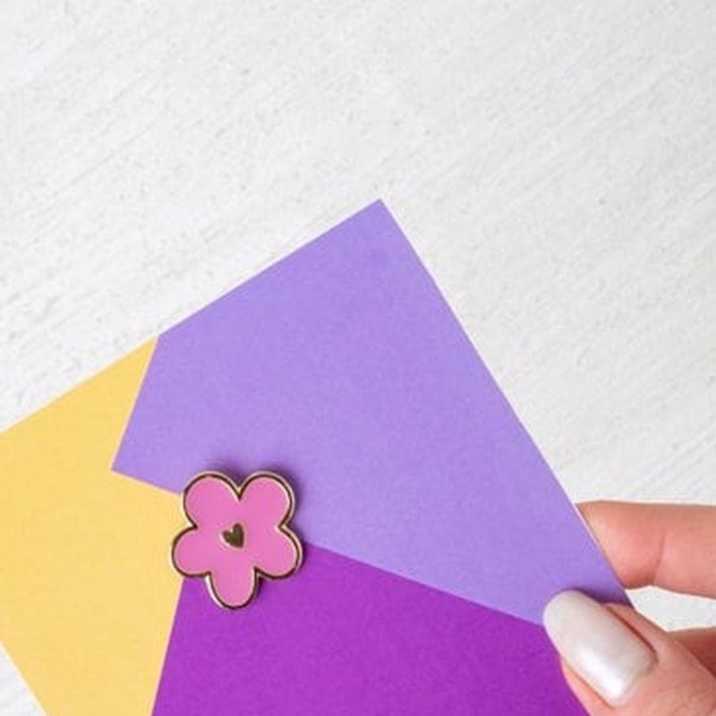 Lila Minimal Çiçek Rozet